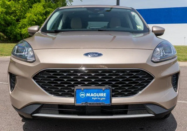 Used 2021 Gold Ford SE image 3