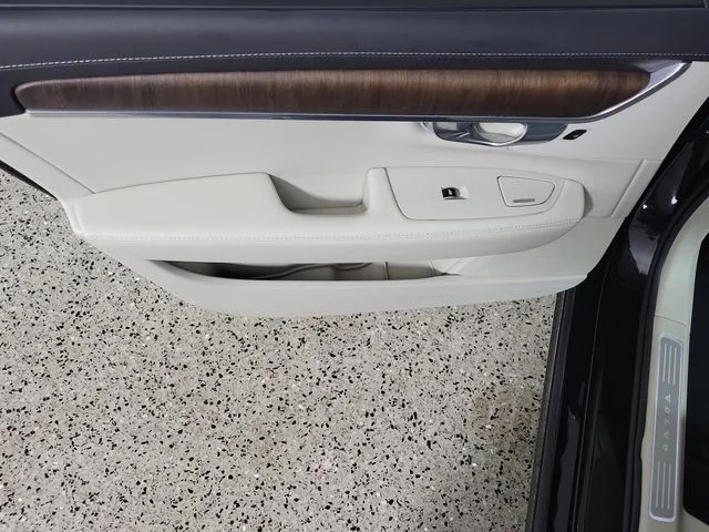 Used 2022 Black Volvo B6 Inscription image 15