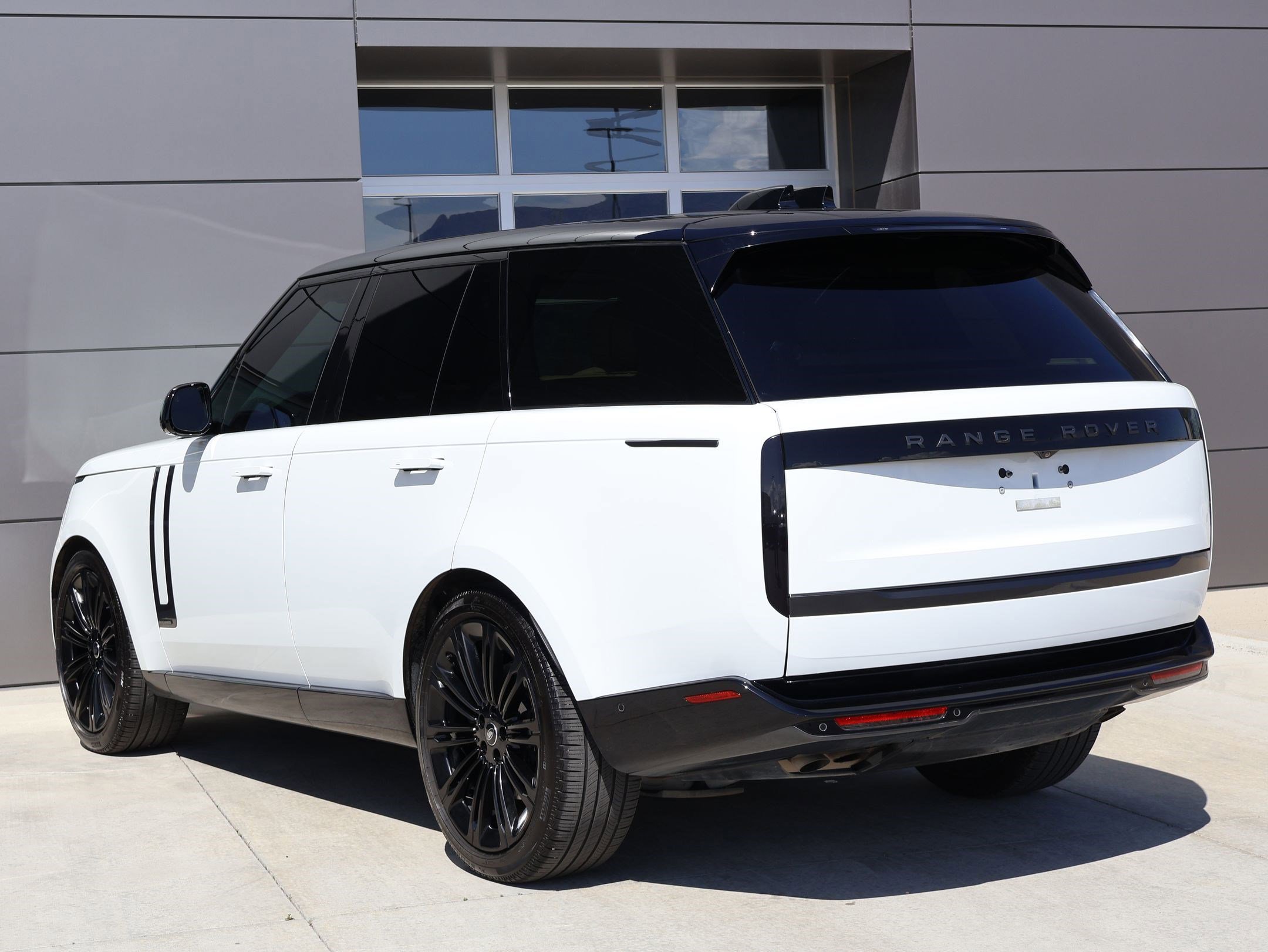 Certified Used 2025 Fuji White Land Rover Autobiography image 8
