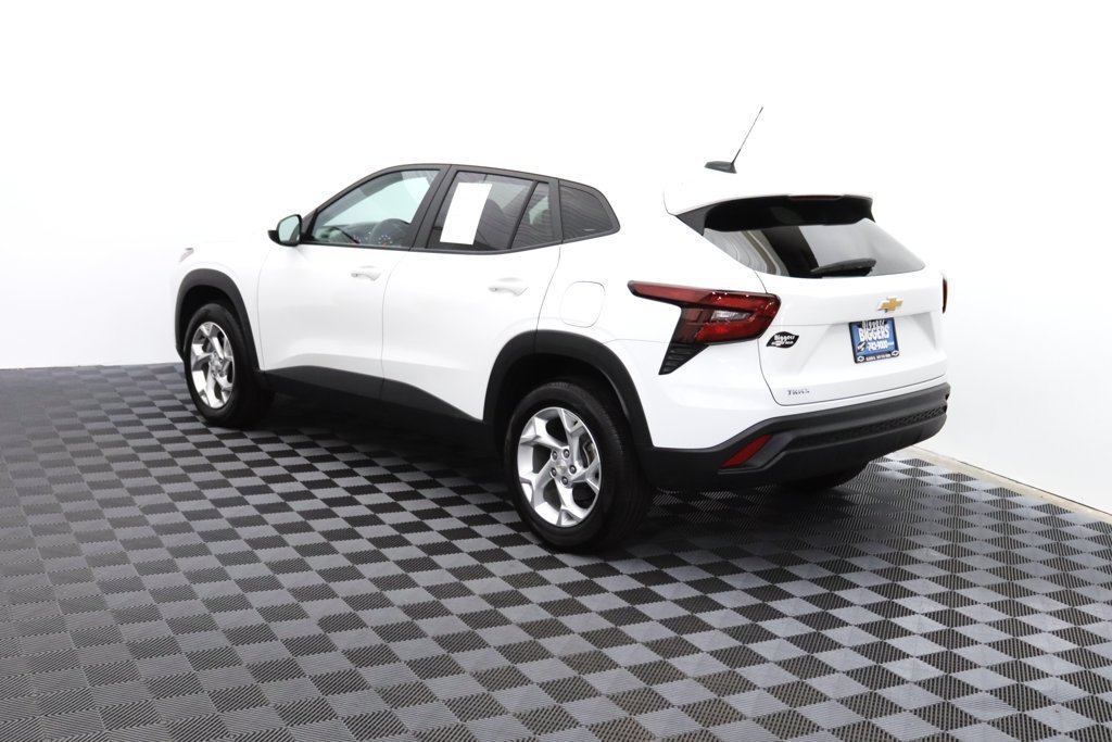 2025 Chevrolet Trax LS - Photo 6