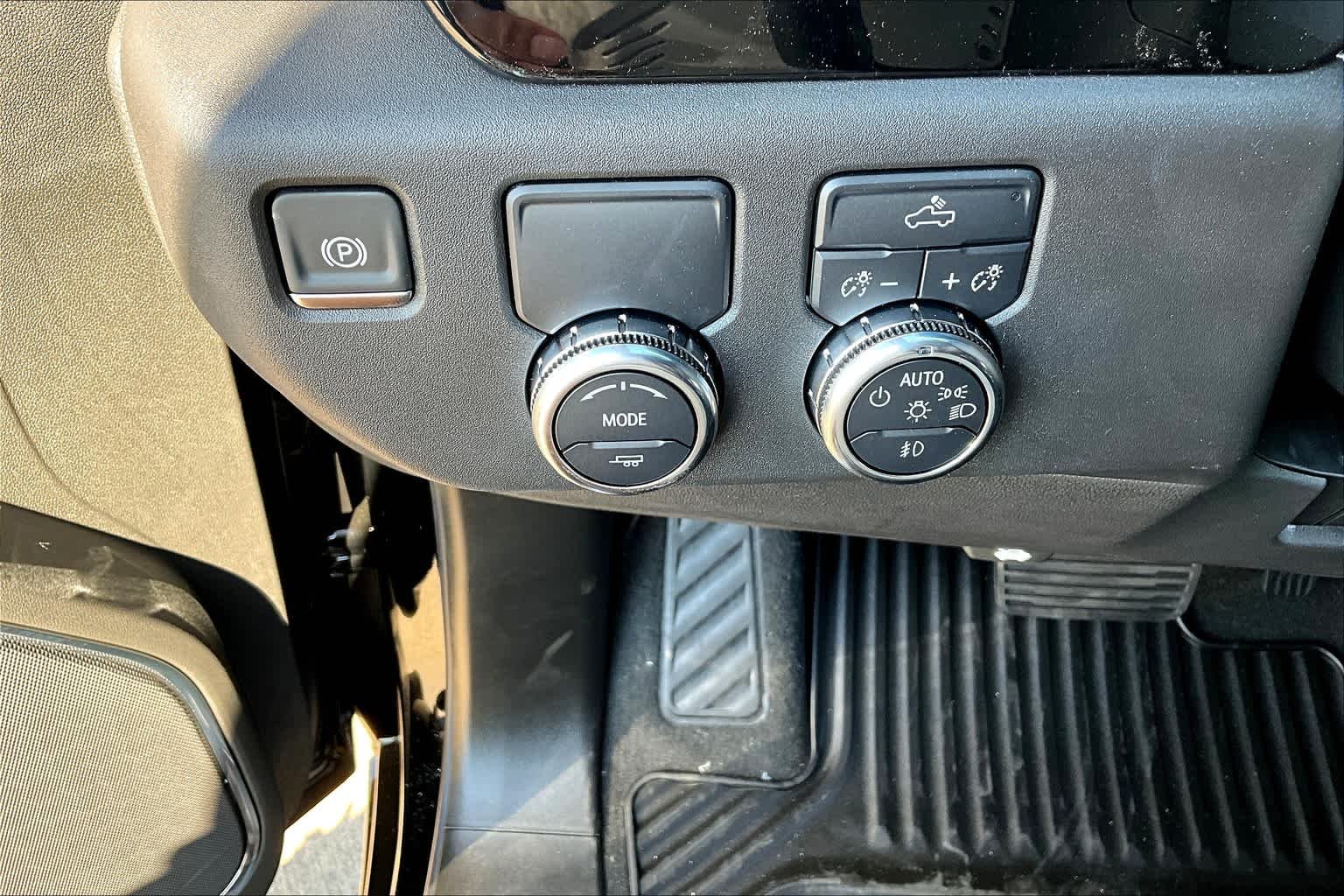 Used 2025 Onyx Black GMC Elevation image 20
