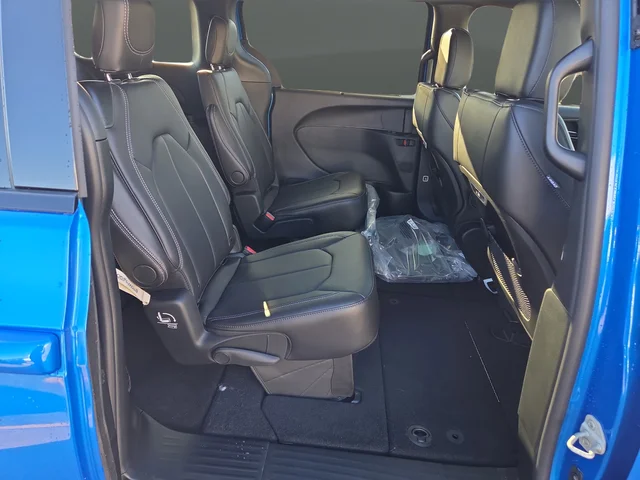 New 2026 Hydro Blue Pearl-Coat Exterior Paint Chrysler Select image 31