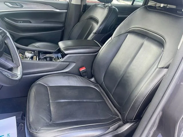 Used 2023  Jeep Limited image 7