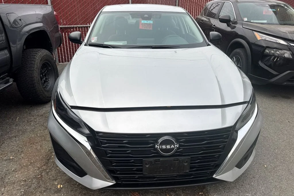 Used 2024 Silver Nissan 2.5 SV image 3