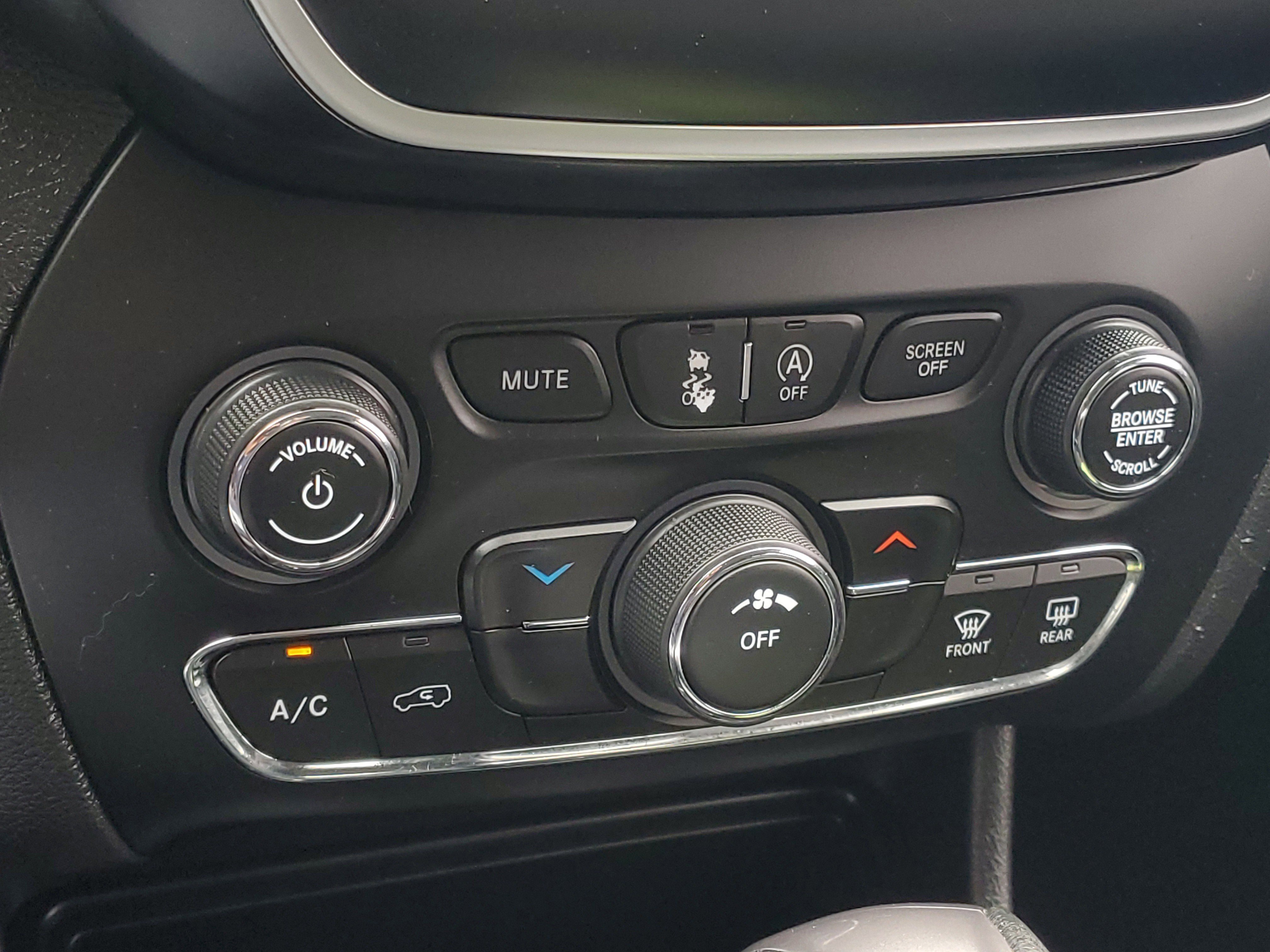 Used 2020 Diamond Black Crystal Pearlcoat Jeep Latitude Plus image 28