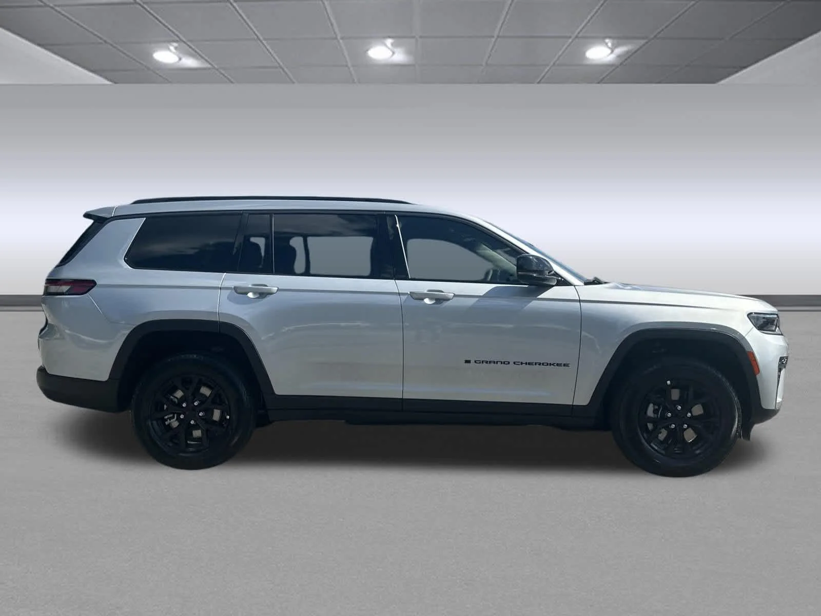 New 2026 Silver Zynith Exterior Paint Jeep Laredo Altitude image 6