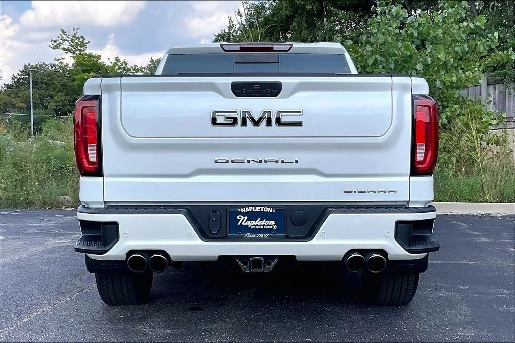Used 2022 White Frost Tricoat GMC Denali image 4