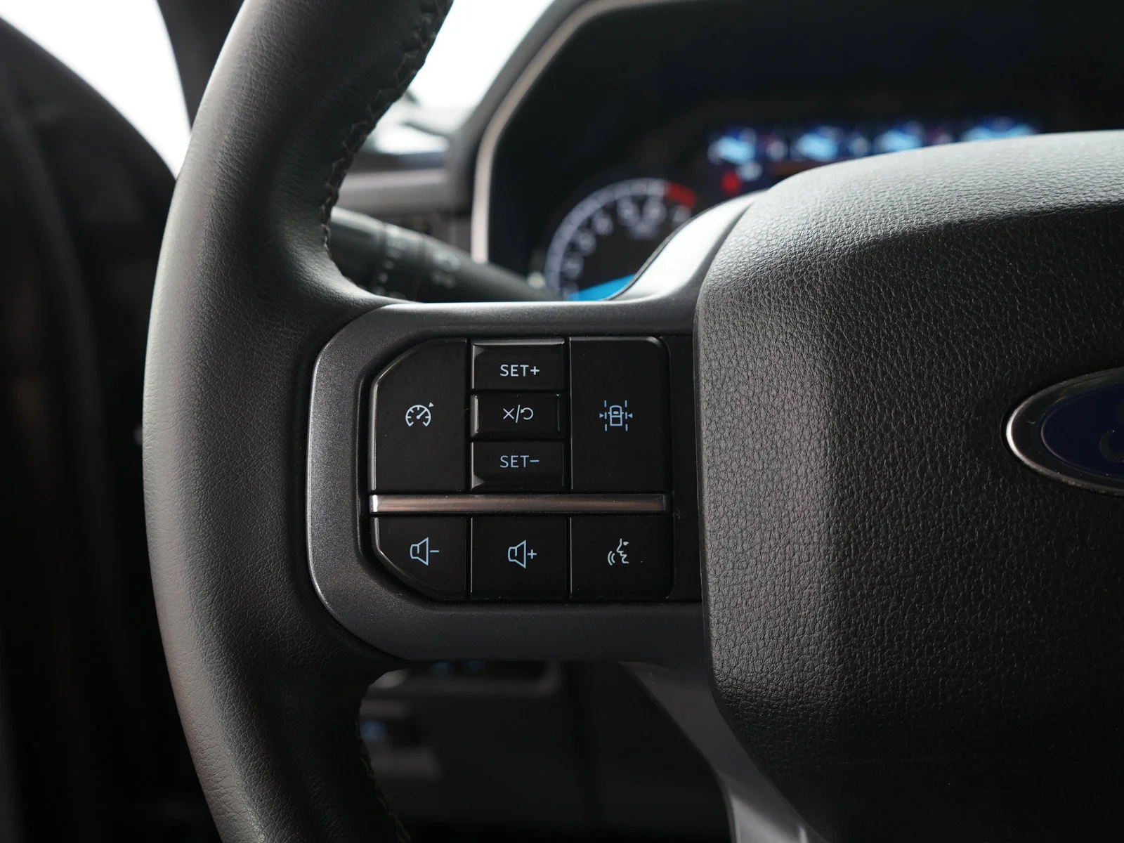 Used 2023 Agate Black Metallic Ford XLT image 26