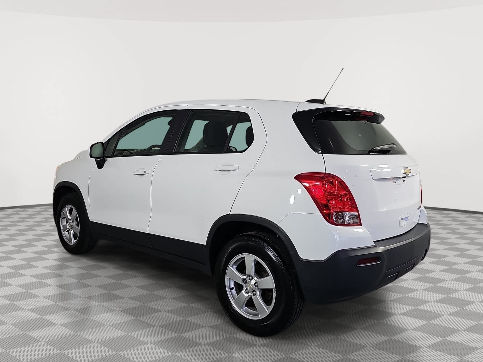 Used 2016 White Chevrolet LS image 6