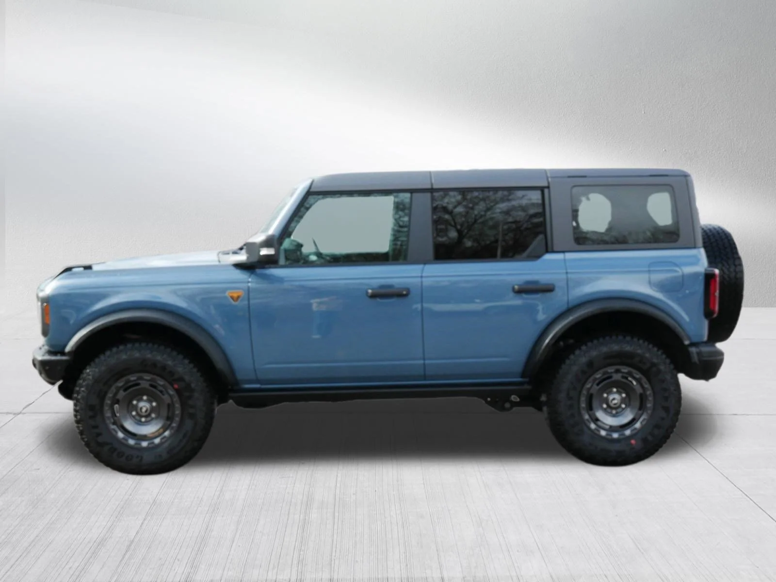 New 2025 Azure Gray Metallic Ford Badlands image 4