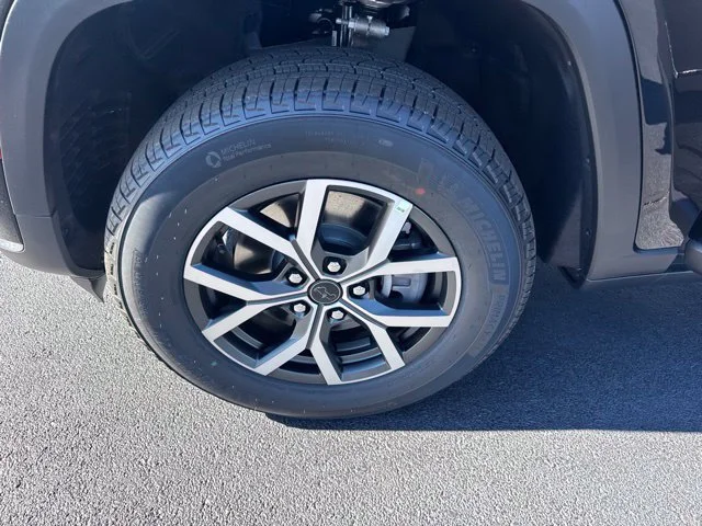 New 2027 High-Gloss Black Paint Jeep Laredo X image 18