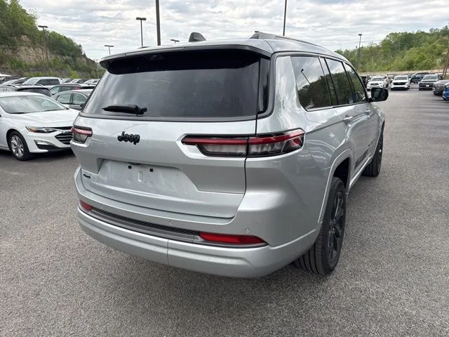 New 2026 Silver Zynith Exterior Paint Jeep Limited image 3