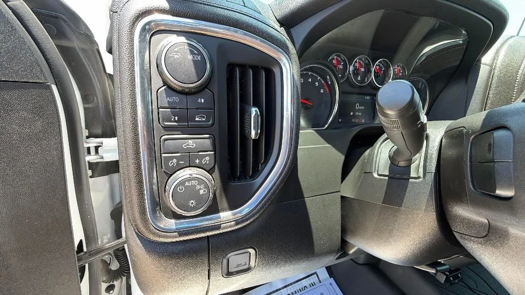 Used 2020 SUMMIT WHITE Chevrolet LT image 19