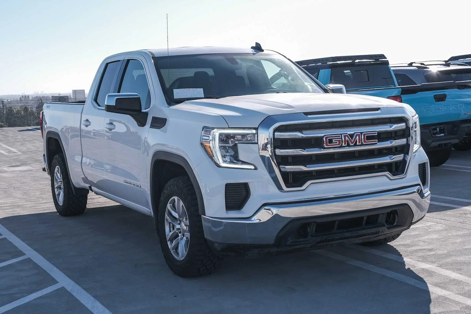 Used 2022 Summit White GMC SLE image 3