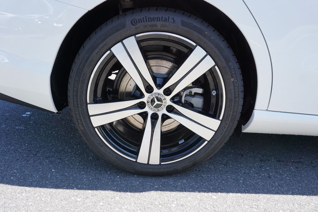 2025 Mercedes-Benz C-Class Sedan C 300 - Photo 13