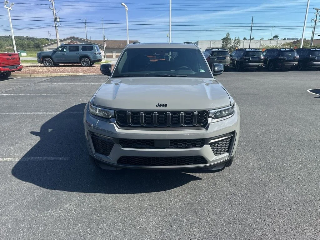 New 2027 Sting-Gray Clear-Coat Paint Jeep Limited image 3