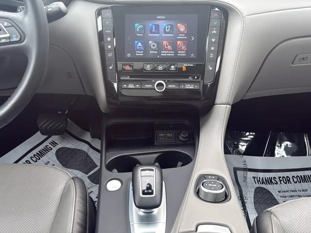 Used 2023 White INFINITI LUXE image 28