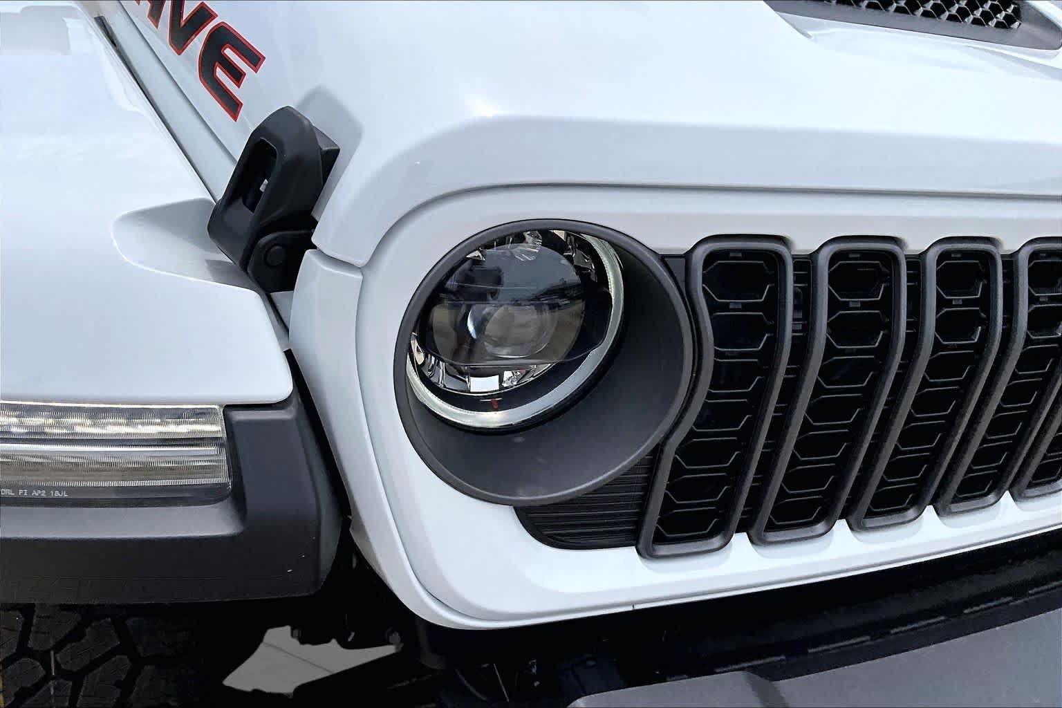 New 2026 Bright White Clearcoat Jeep Mojave image 14