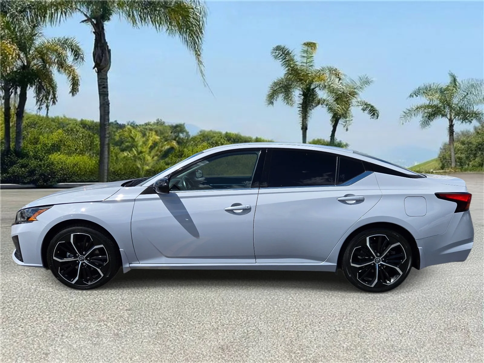 Used 2025 Gray Sky Pearl Nissan SR FWD image 3