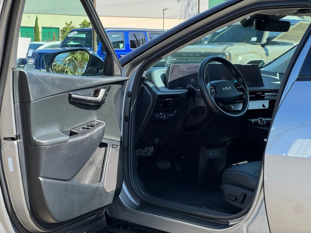 Used 2023 Steel Gray Kia Wind image 8