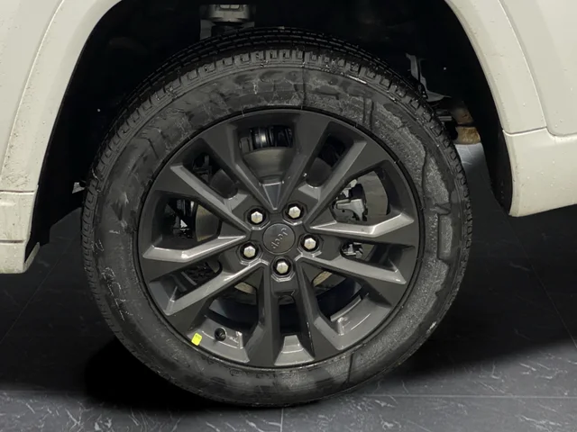 New 2026 Bright White Clear-Coat Exterior Paint Jeep Limited image 40