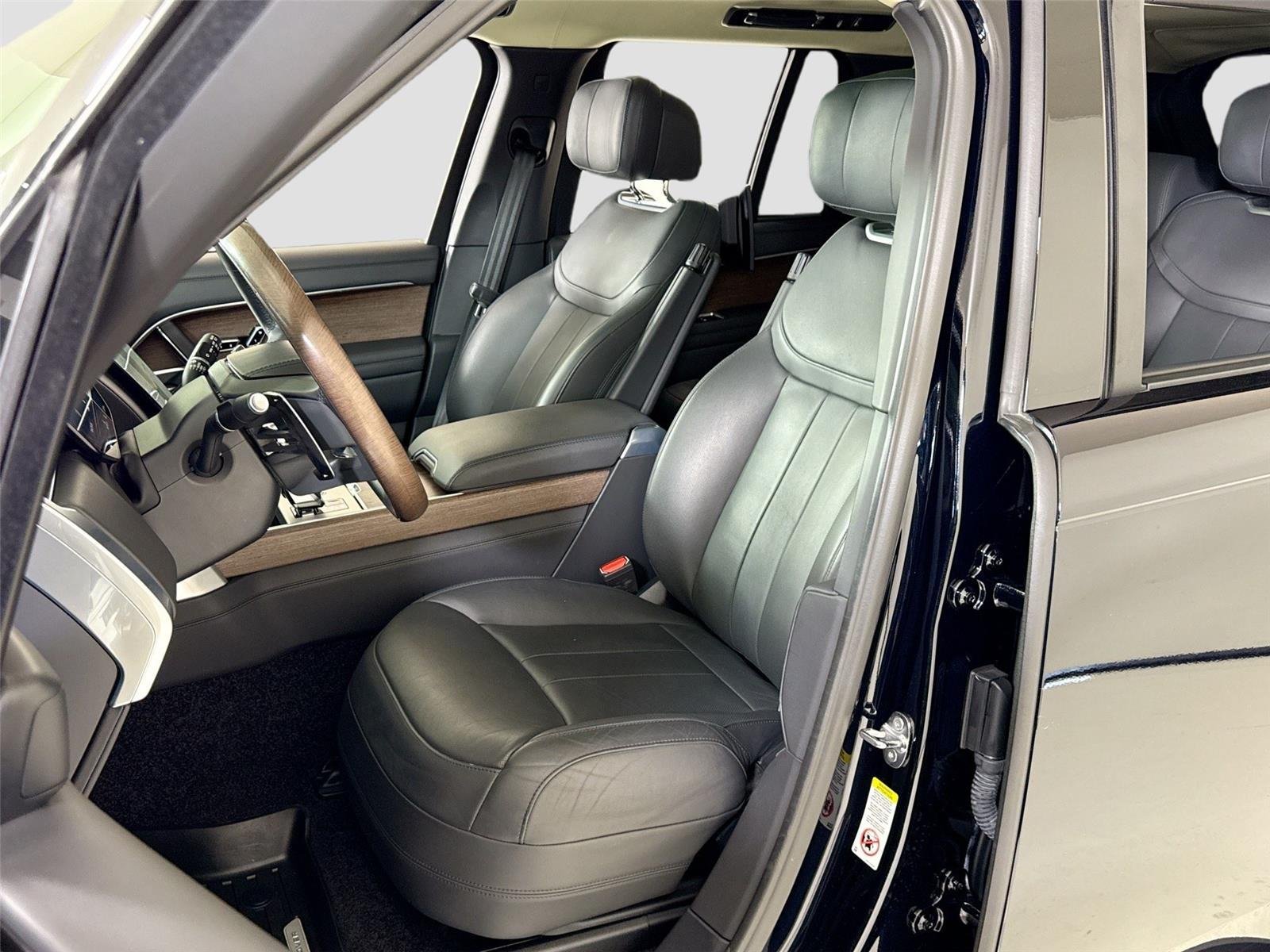 Used 2024 Ligurian Black SV Bespoke Ultra Metallic Gloss Land Rover Autobiography | Meridian 3D Sound | Rear TVs image 14