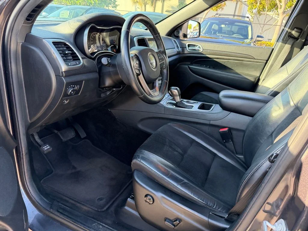 Used 2018 Gray Jeep Laredo E image 11