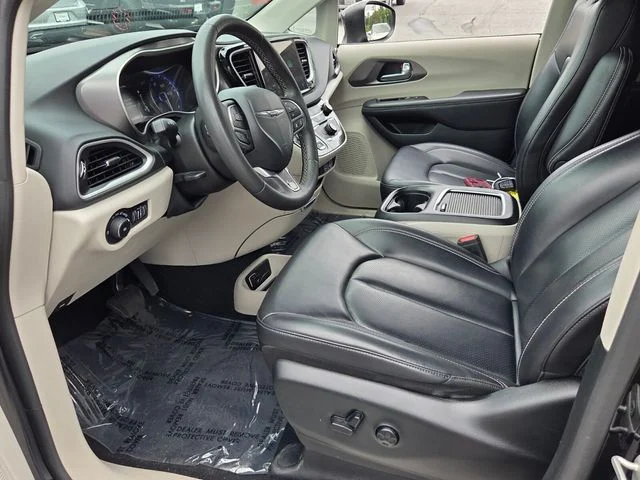 Used 2023 Black Chrysler Touring L image 16