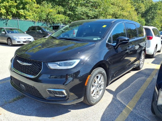 Used 2025  Chrysler Select image 1