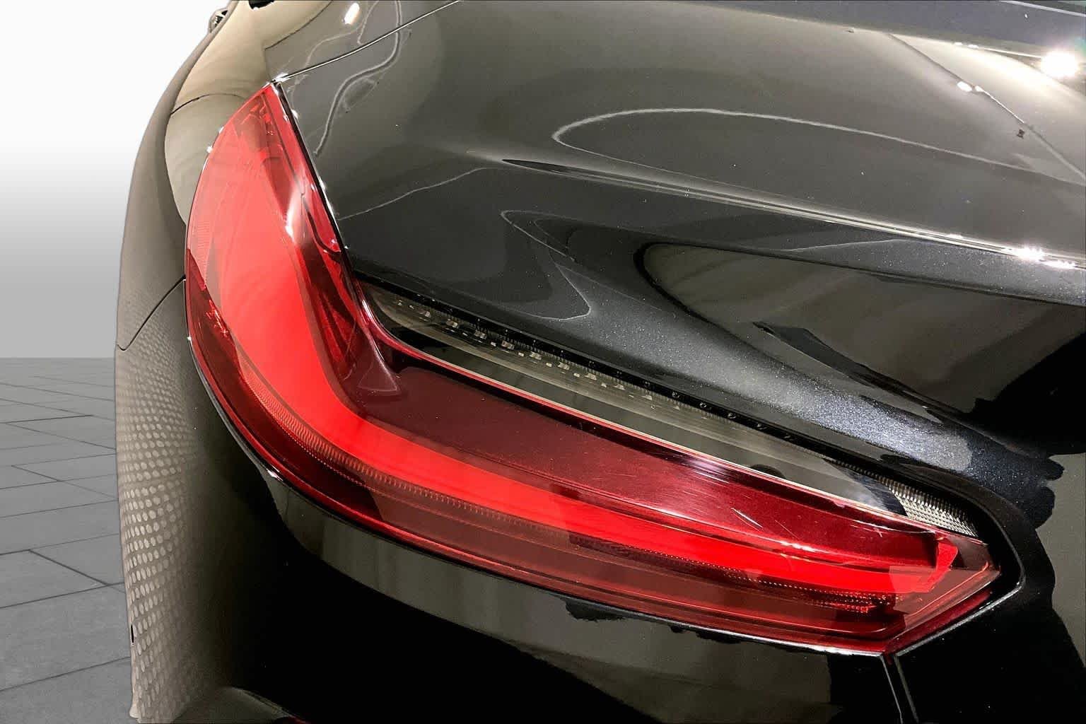 Used 2020 Black Sapphire Metallic BMW sDrive30i image 24