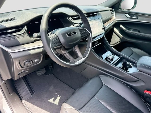 New 2026 Silver Zynith Exterior Paint Jeep Limited image 9