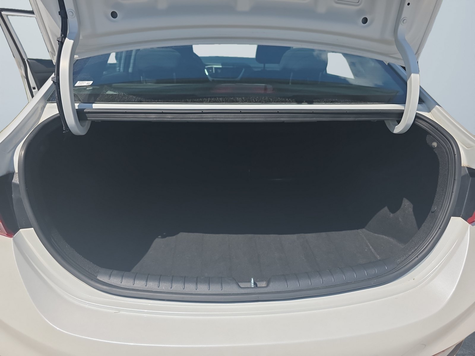 Used 2021 Frost White Pearl Hyundai SE image 14