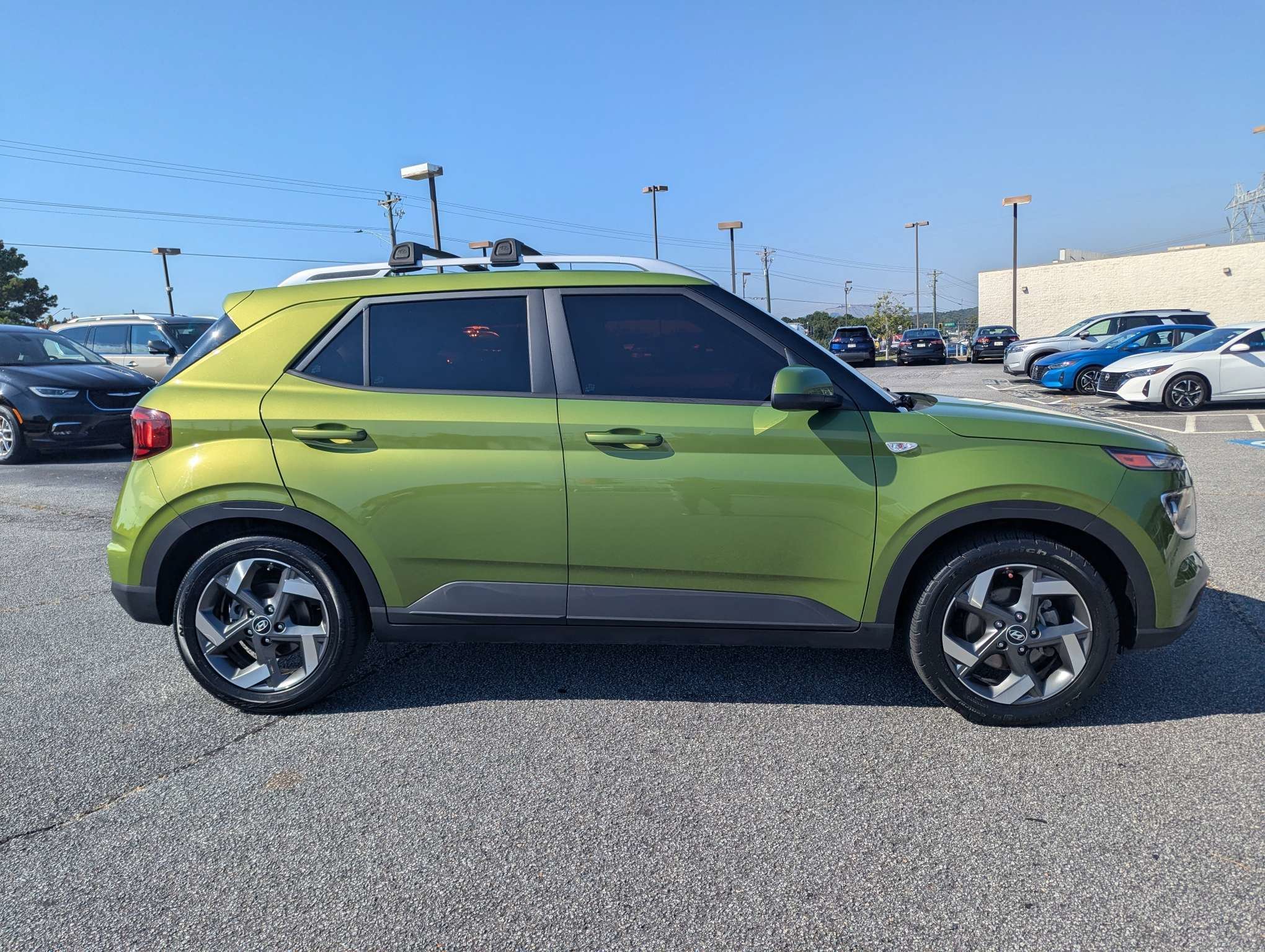 Used 2022 Green Hyundai SEL image 2