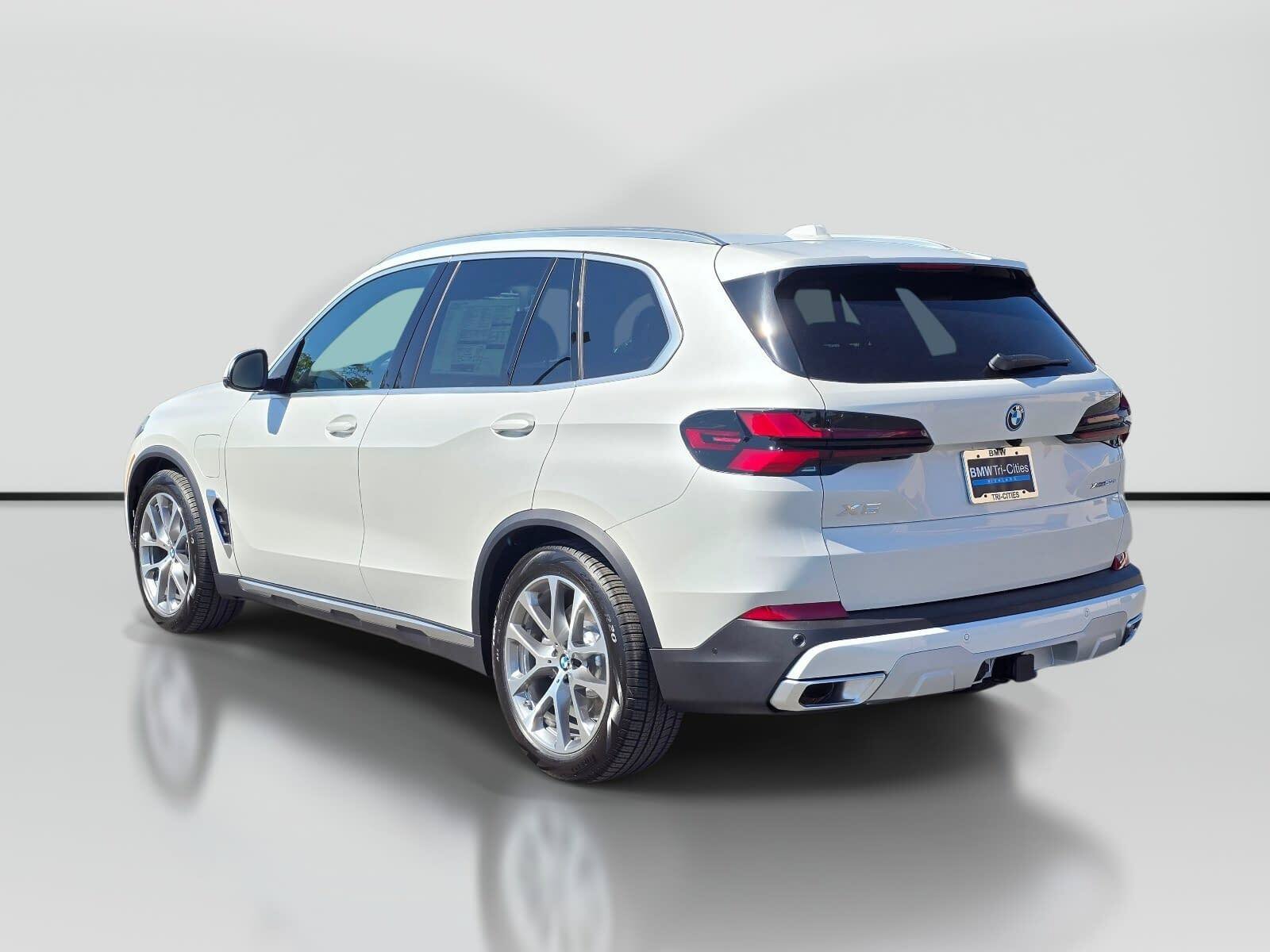 New 2026 Mineral White Metallic BMW xDrive50e image 4