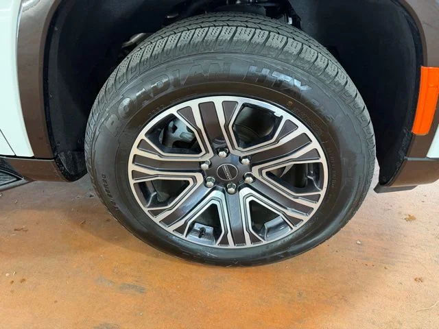 Used 2025 Bright White Clearcoat Jeep Base image 8