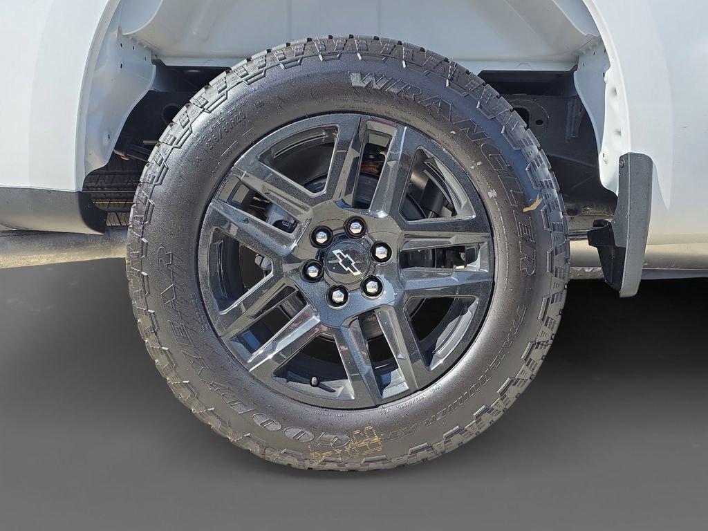 New 2026 Summit White Chevrolet Custom image 10