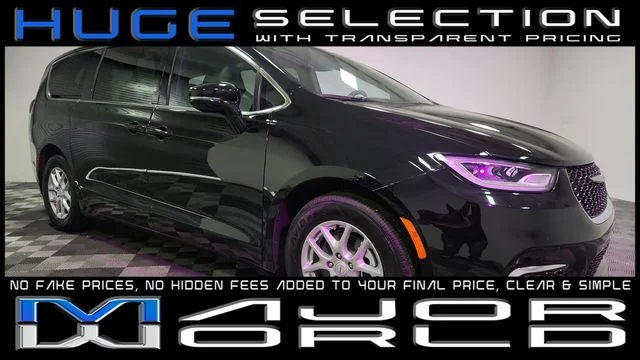 2025 Chrysler Pacifica Select's photo