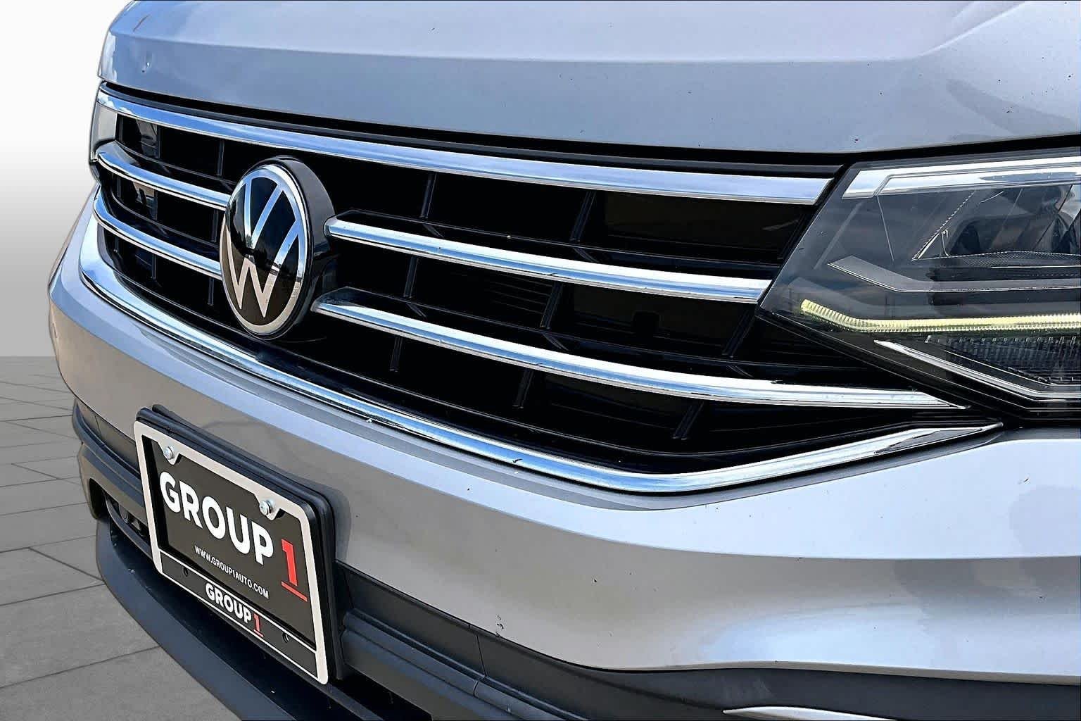 Used 2022 Pyrite Silver Metallic Volkswagen SE image 27