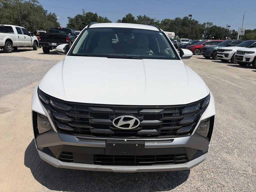 Used 2025 White Hyundai SEL image 9