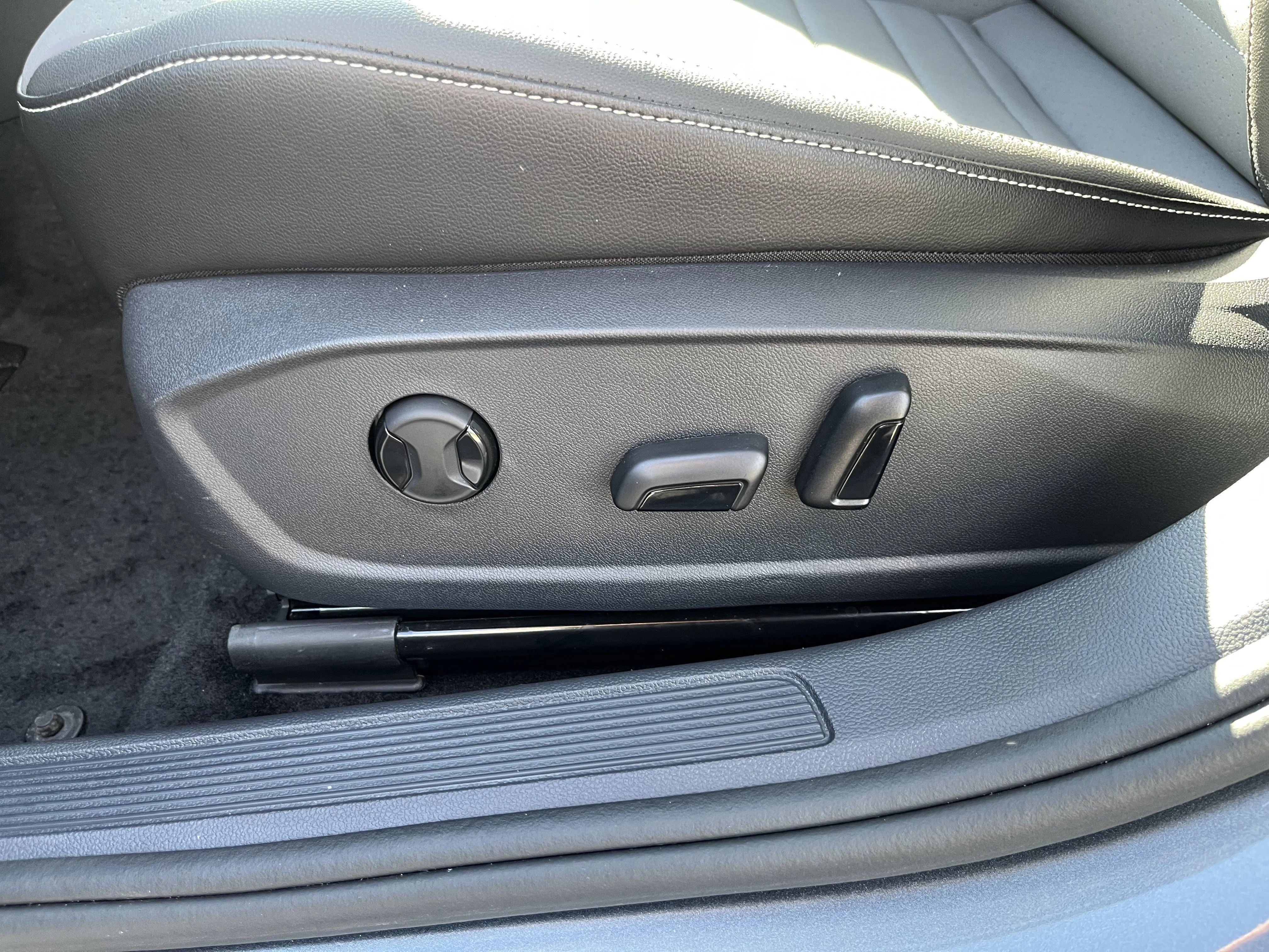 Used 2025 Platinum Gray Metallic Volkswagen SE image 20