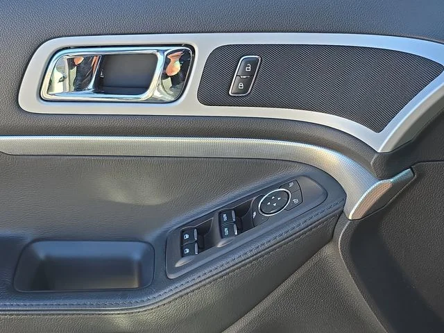 Used 2015 White Platinum Clearcoat Metallic Ford XLT image 19
