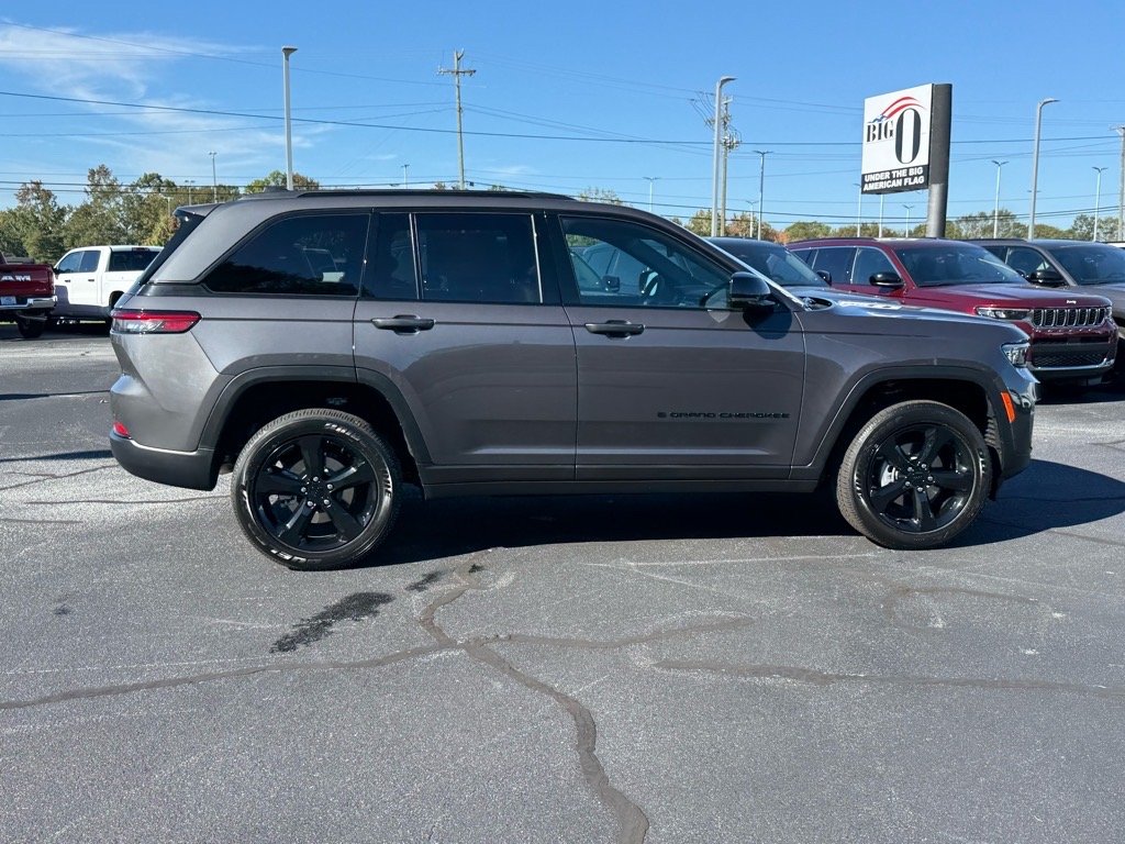 2025 Jeep Grand Cherokee Laredo Altitude photo 2