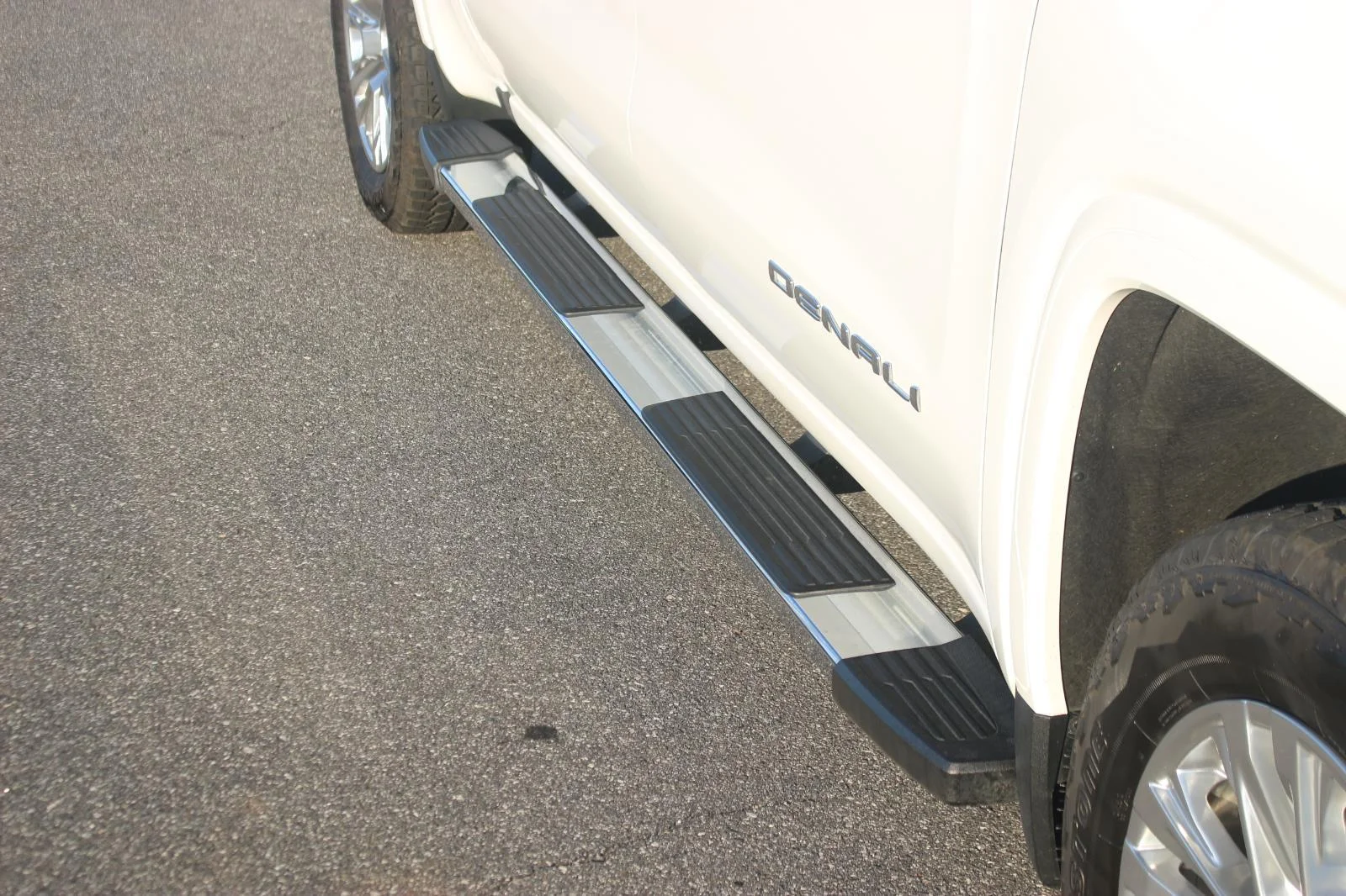 Used 2023 Summit White GMC Denali image 10