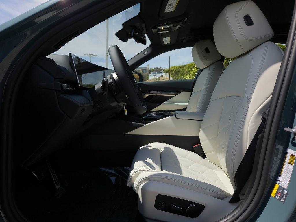 New 2026 Cape York Green Metallic BMW 550e xDrive image 7