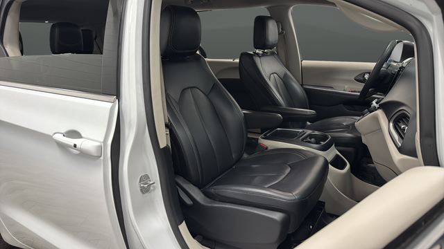Used 2023 Bright White Clearcoat Chrysler Touring L image 22