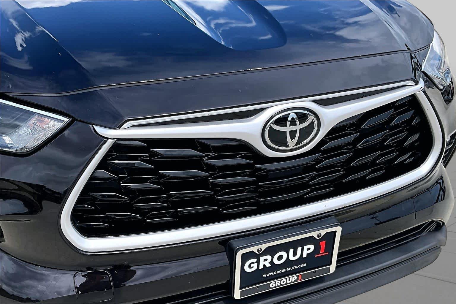 Used 2022 Opulent Amber Toyota XLE image 26