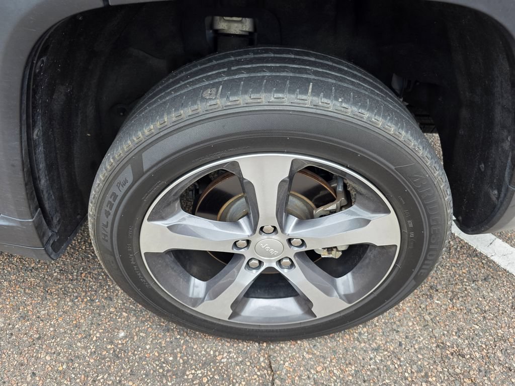 Used 2023  Jeep Limited image 34