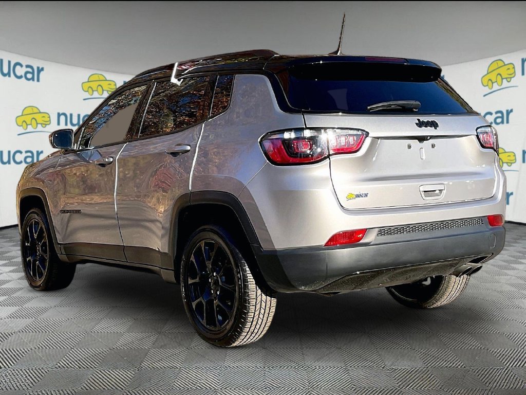 Used 2022 Silver Jeep Latitude image 4