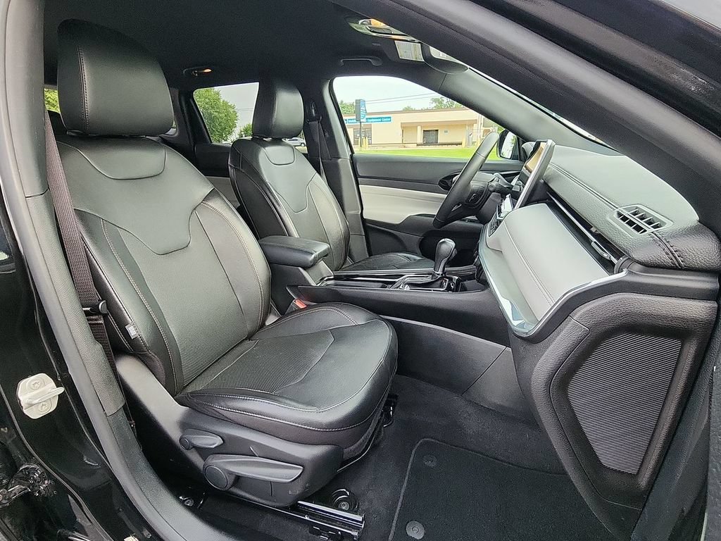Used 2023  Jeep Limited image 23