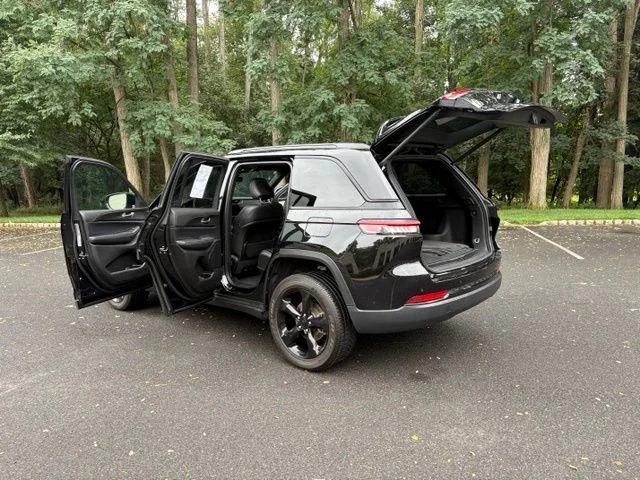 Used 2025 Diamond Black Jeep Altitude X image 27